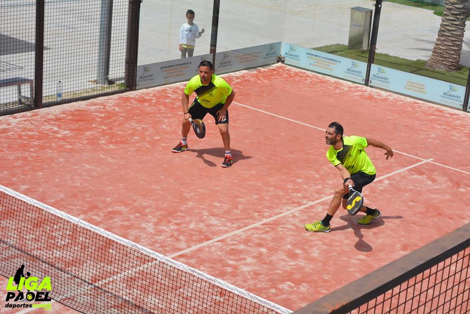 dos-jugando-padel